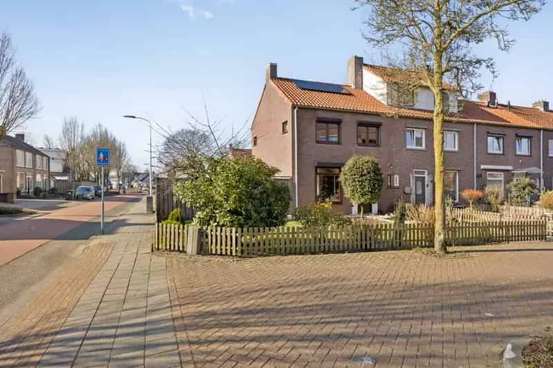 Hoekwoning Wilhelminadorp Garage Tuin Gerenoveerd