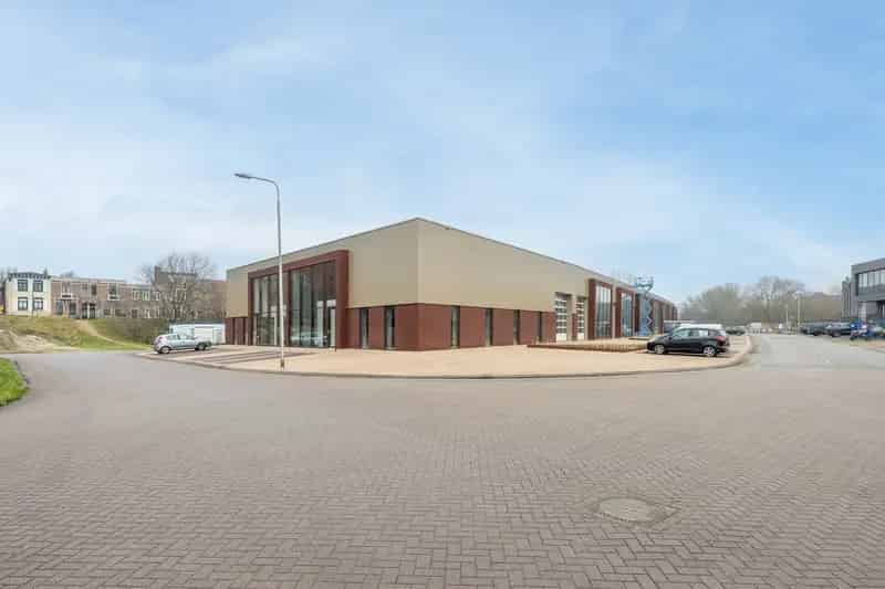 Bedrijfshal IJmuiden te koop: 278m2 begane grond 143m2 verdieping