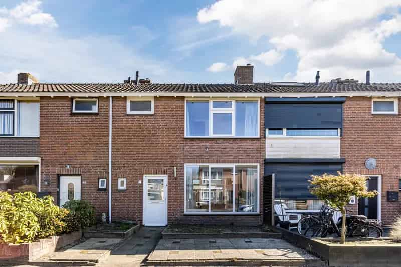 Tussenwoning Oosterhout Zuid Bloemenbuurt 2 slaapkamers tuin