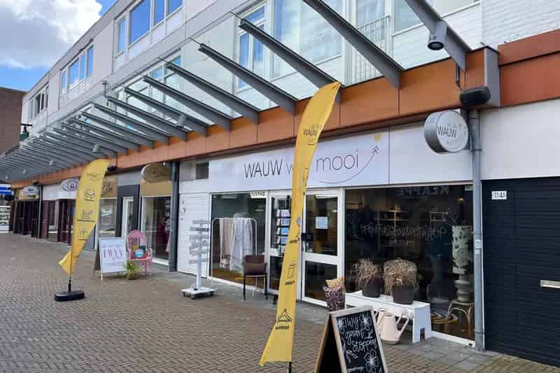 Twee Winkelruimtes met Bovenwoning te Koop Emmeloord Lange Nering