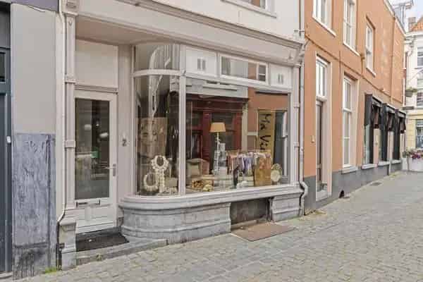 Winkel en Bovenwoning Bergen op Zoom: Wonen en Werken in het Vierkantje