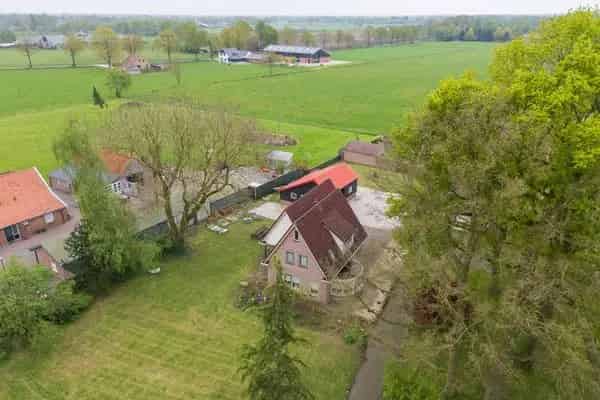 Riant Vrijstaand Huis met Garage en Schuur nabij Engbertsdijkvenen