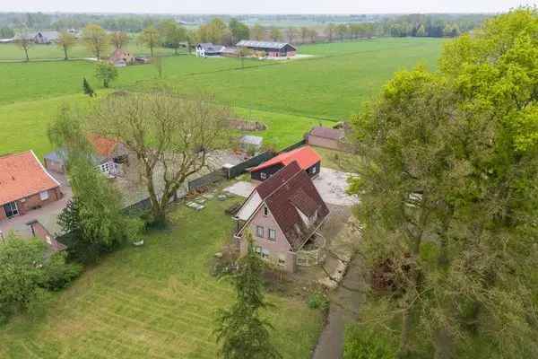 Riant Vrijstaand Huis met Garage en Schuur nabij Engbertsdijkvenen