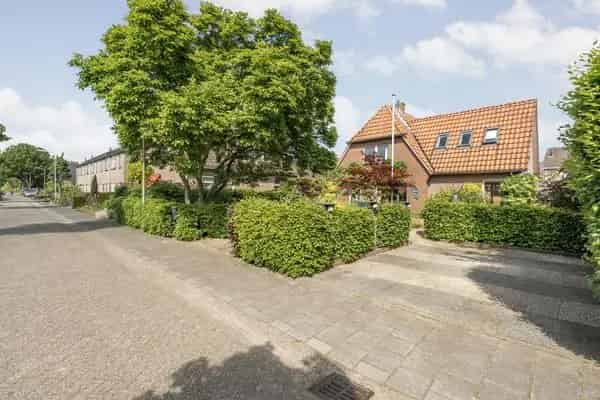 Vrijstaande woning met praktijkruimte te koop in Heino