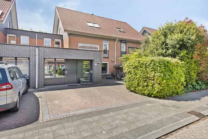 Ruime 2-onder-1-kapwoning Almere Oostvaarders 5 slaapkamers