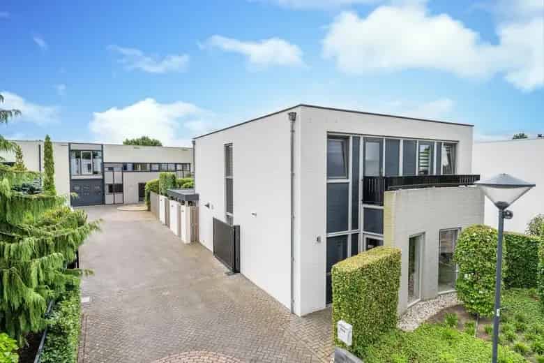 524m2 Bedrijfsruimte Helmond: bedrijfswoning met bedrijfsobject