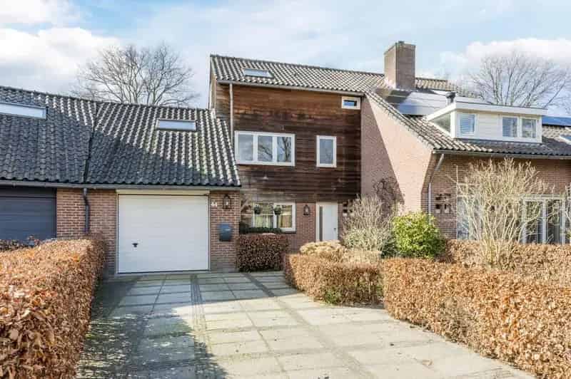 Riante 4 Slaapkamers 2 Onder 1 Kapwoning Bijvanck