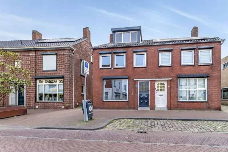 Geheel gemoderniseerde 2 1 kap woning Hoogerheide