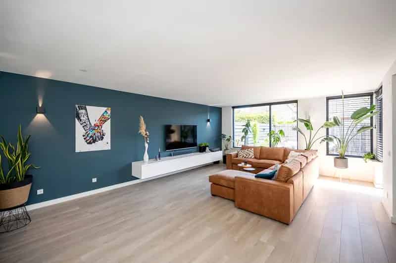 Huis te koop Almere: Instapklare gerenoveerde woning met garage en 2 parkeerplaatsen