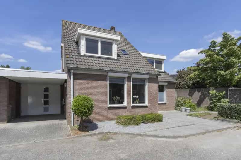 Vrijstaande woning Stramproy: 4 slaapkamers, praktijkruimte, carport