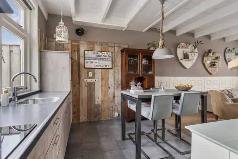 Vrijstaande woning met praktijkruimte en tuin