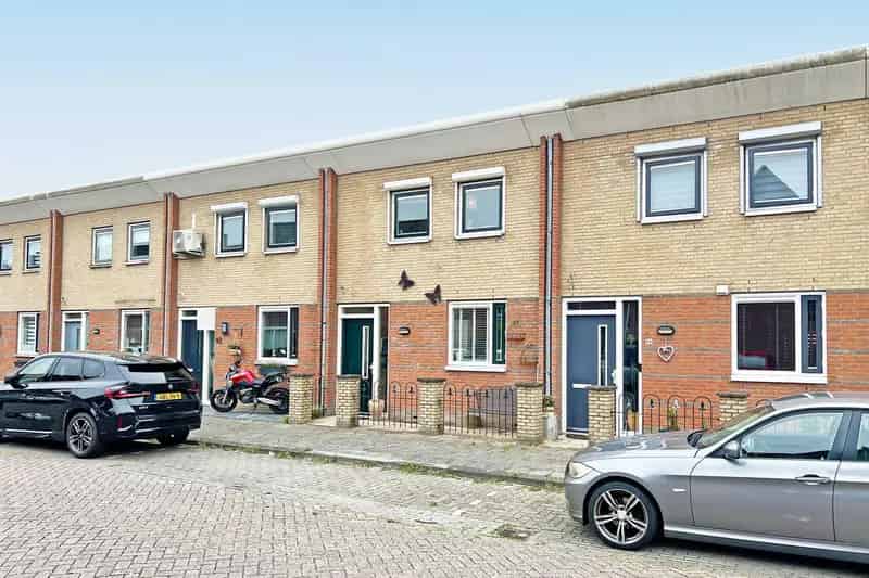 Huis Te Koop , 90, Marguerite Durasstraat, Spijkenisse, Zuid-Holland