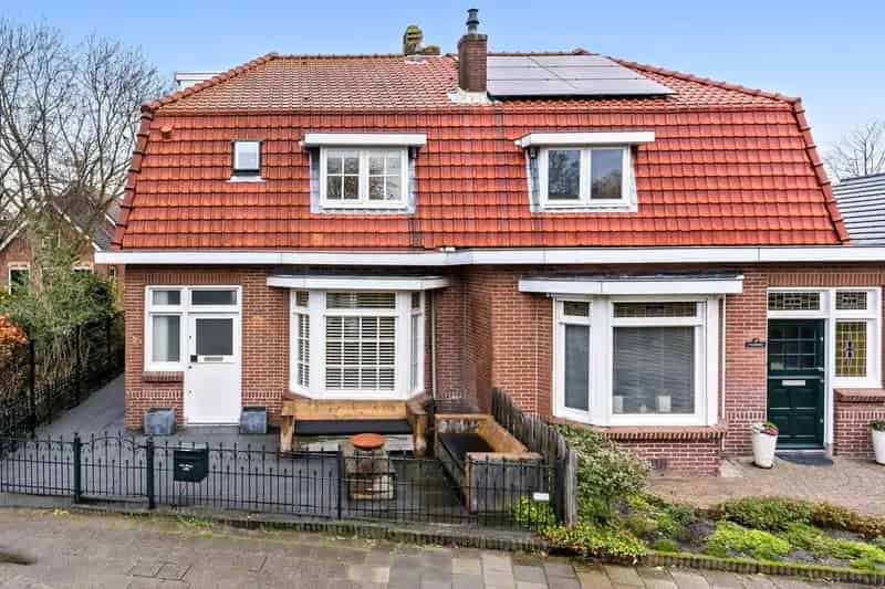 Te Koop: Ruime Tweekapper Delft 4 Slaapkamers Tuin Zonnepanelen