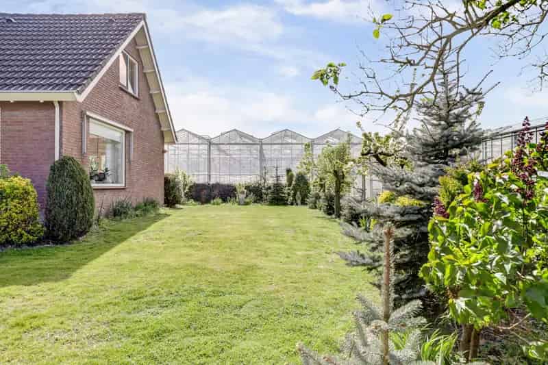 Vrijstaande woning met 4 slaapkamers grote tuin en schuur te koop