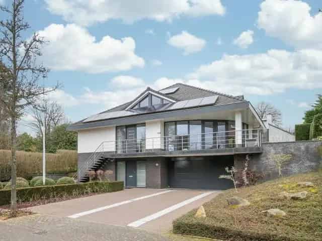 Vrijstaande Villa Heerlen Douve Weien Ruime Tuin Garage Wellness