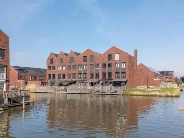 Pakhuis te koop Almere Nobelhorst 165m2 4 slaapkamers aan het water