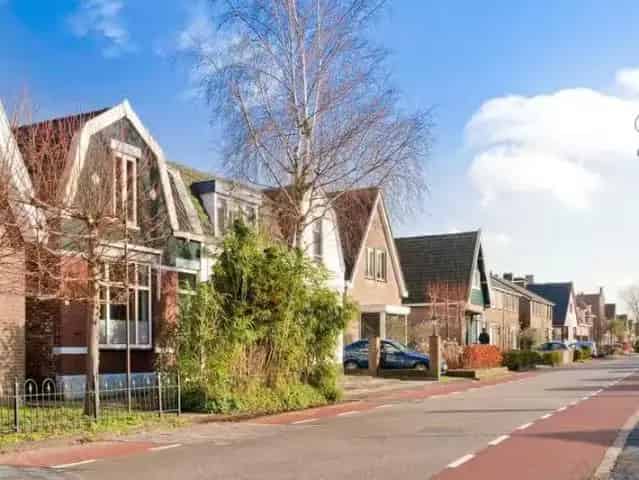Kluswoning Amsterdam: Ruime helft van tweekapper met diepe tuin