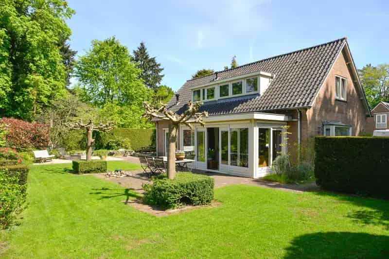 Huis te koop Woensbergweg Huizen: Luxe villa met privacy