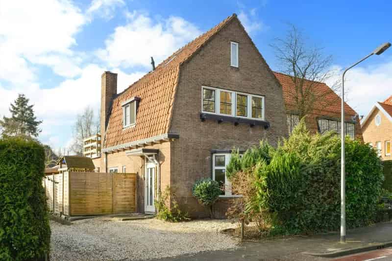 Huis te koop Hilversum: gerenoveerde helft dubbel woonhuis met 4 slaapkamers