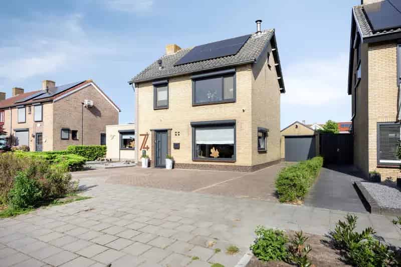 Vrijstaande woning met 4 slaapkamers en grote tuin te koop