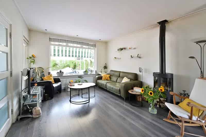 Huis te koop Naarden: Ruime Middenwoning Vierhoven