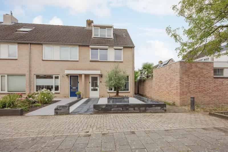 Huis te koop Raamsdonksveer: Ruime 4 Slaapkamers, Moderne Keuken, Zonnige Tuin