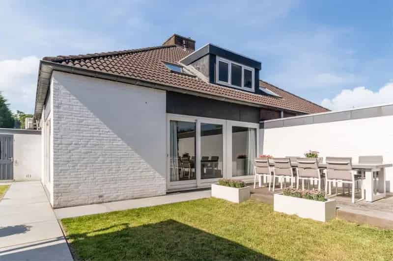 Huis te koop Raamsdonksveer: Ruime Triowoning met Tuin en Parkeerplaats