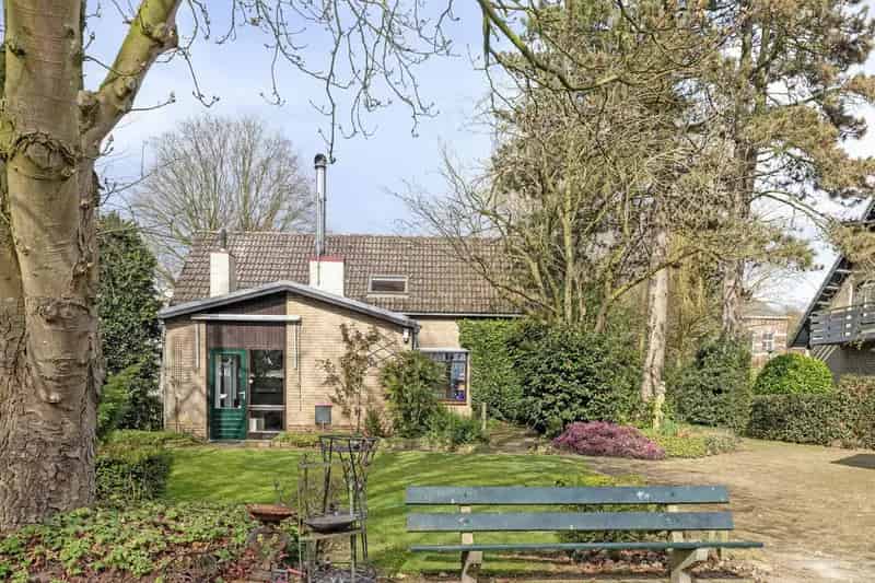 Ruime Semi-Bungalow met 5 Slaapkamers en Grote Tuin