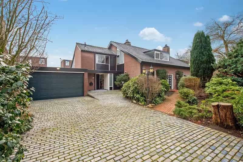 Vrijstaande Villa met Dubbele Garage en Grote Tuin