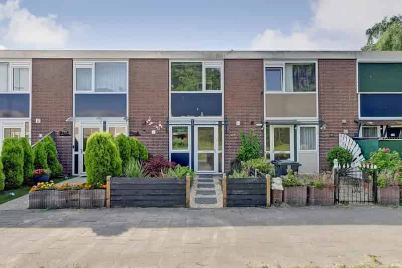 Huis te koop Hoogvliet: Instapklare woning met tuin