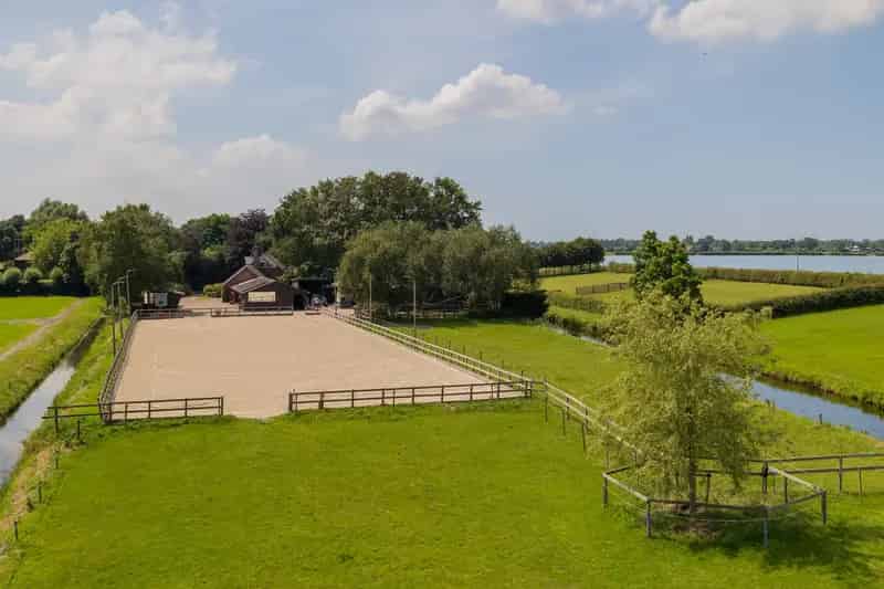 Vrijstaand Landhuis met Paardenstallen nabij Amsterdam