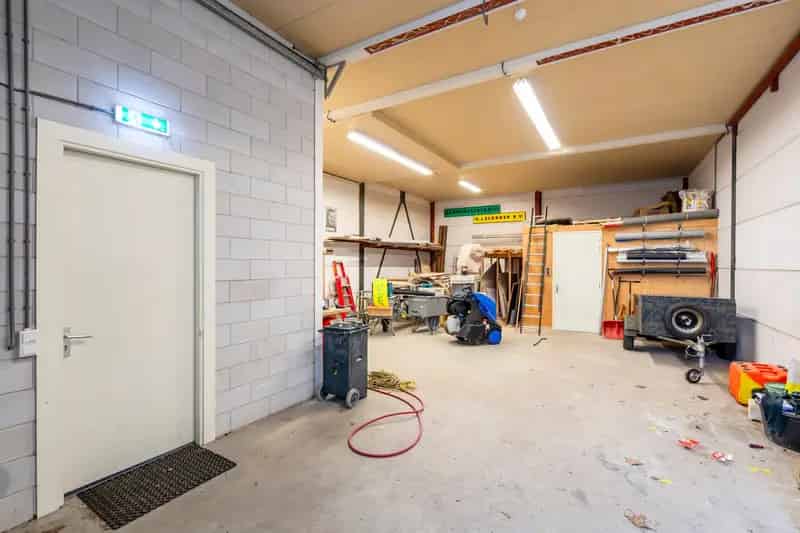 Bedrijfshal te Huur Huizen 222m²