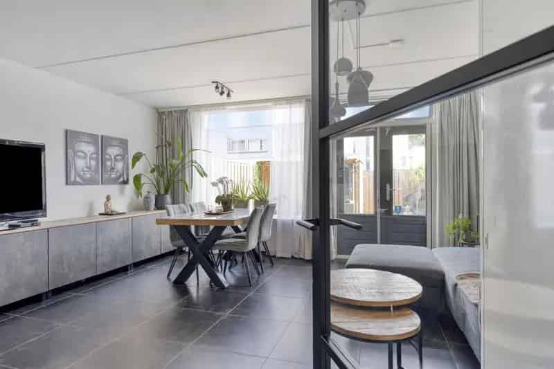 Te koop Rotterdam Lombardijen: 4 Slaapkamers, Tuin, Zonnepanelen