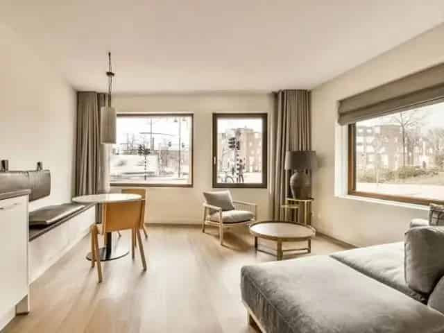 Studio Asvest Delft: Moderne 38m2 Studio met Airco en Zonnepanelen