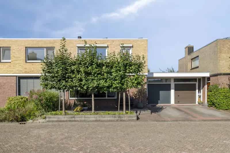 2-onder-1-kapwoning Spijkenisse Ruime woning met laadpaal en tuin