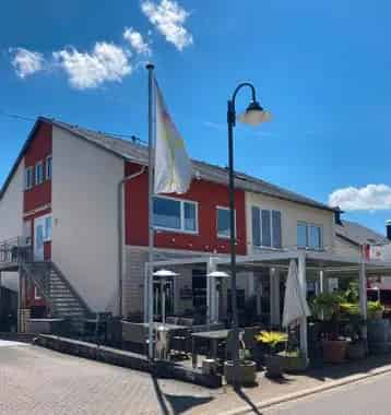 Veelzijdig huis Kinheim Moezel 2 woningen terras garages