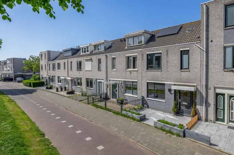 Huis te koop Mina Krusemanstraat Spijkenisse 4 slaapkamers