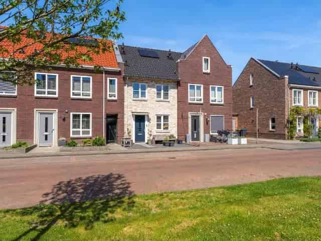Moderne Middenwoning Rengerswetering Nabij Voorzieningen