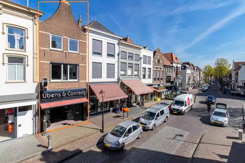 Winkelpand met Luxe Bovenwoning te Koop in Zaltbommel