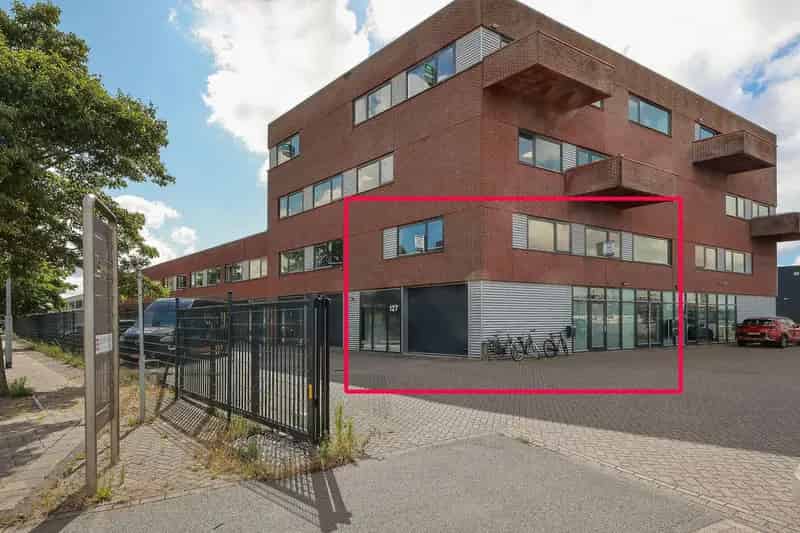 Bedrijfshal Haarlem 78m2 begane grond 78m2 verdieping
