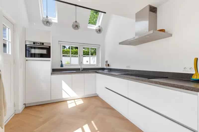 Jaren 30 woning te Huizen: Geheel gemoderniseerd huis met tuin