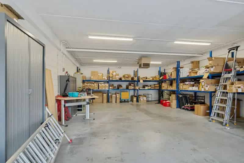 Bedrijfshal te huur Wormerveer 204m² Kantoorruimte Parkeerplaatsen