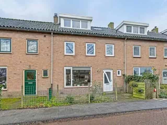 Tussenwoning Baambrugge: Stenen Schuur Achtertuin Speelweide