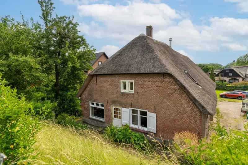 Landelijk Wonen: Gerenoveerde Woonboerderij nabij Maas