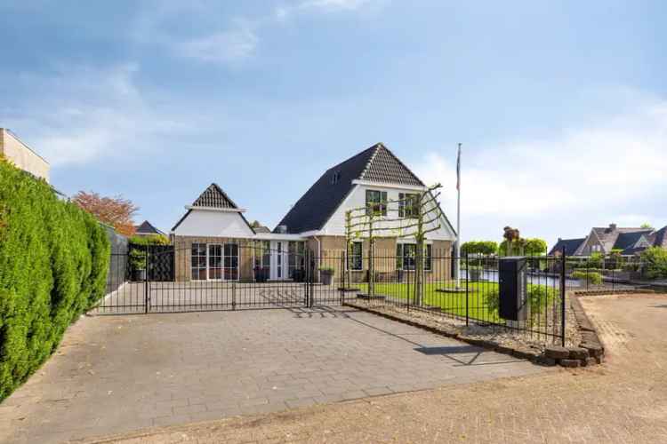 Luxe Villa met Zwembad en Aanlegsteiger te Koop