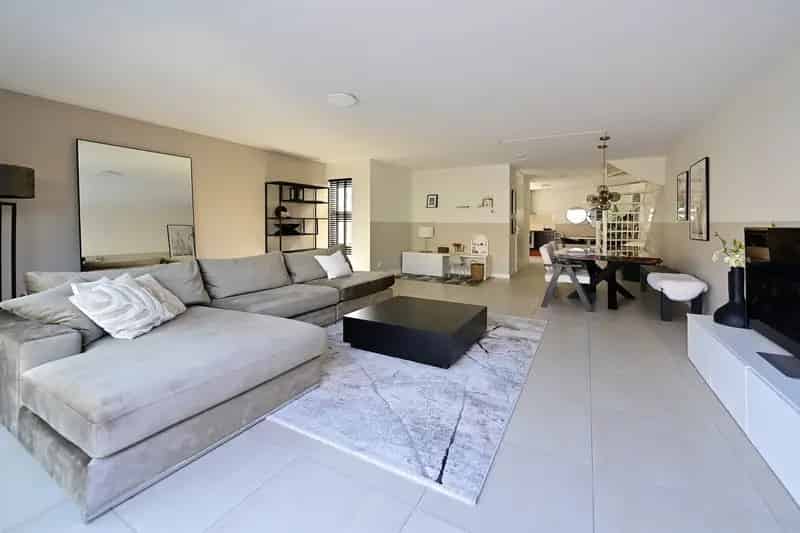 Huis te koop Huizen: Royale 4 Slaapkamers Nabij Gooimeer
