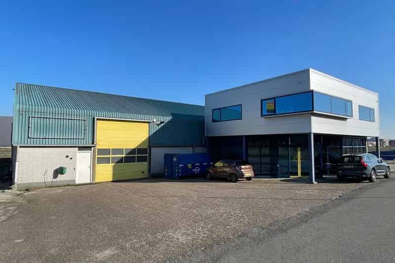 Bedrijfshal Den Hoorn te Koop 650m2 Kantoor en Parkeerplaatsen