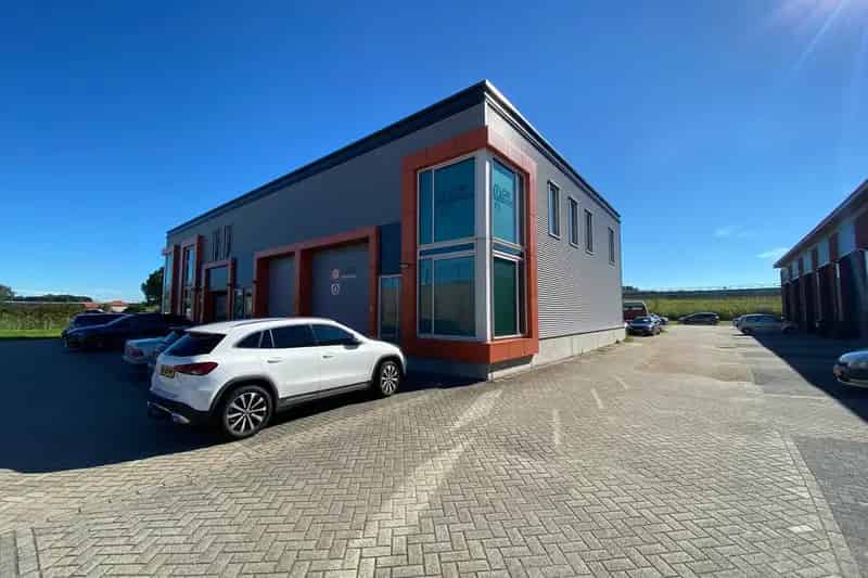 Bedrijfshal te huur Hoogvliet 51m2 bedrijfsruimte 48m2 kantoor