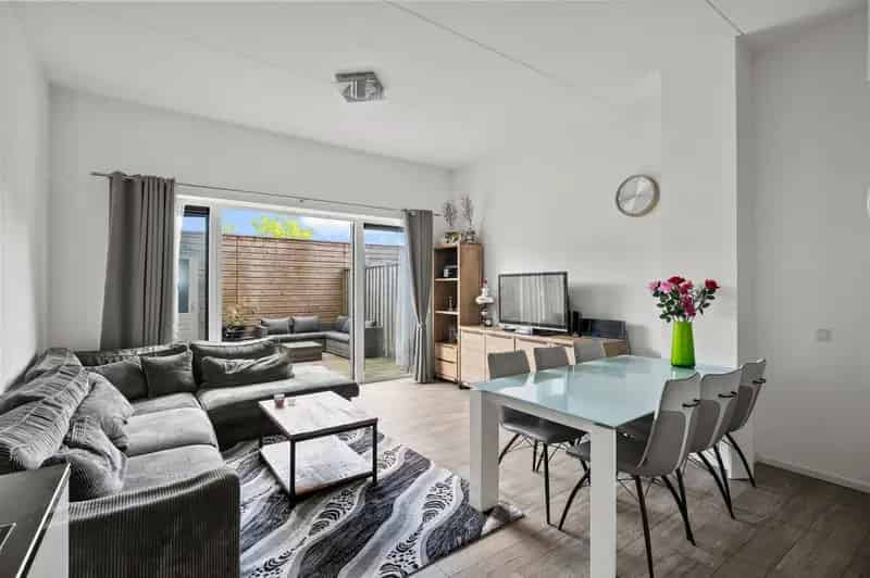 4-Kamer Maisonnette Almere Poort: Instapklaar met Tuin en Parkeerplaats