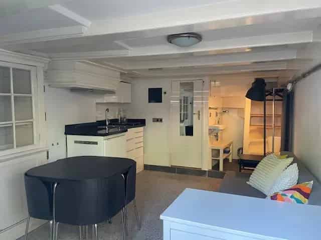 Kamer aan de Gracht: Gezellige Souterrain Kamer met Eigen Faciliteiten